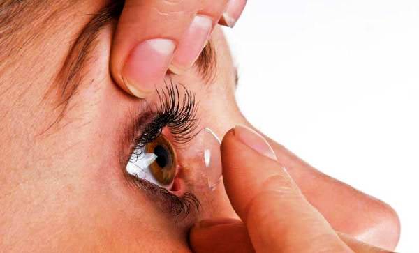 Как надевать контактные линзы?